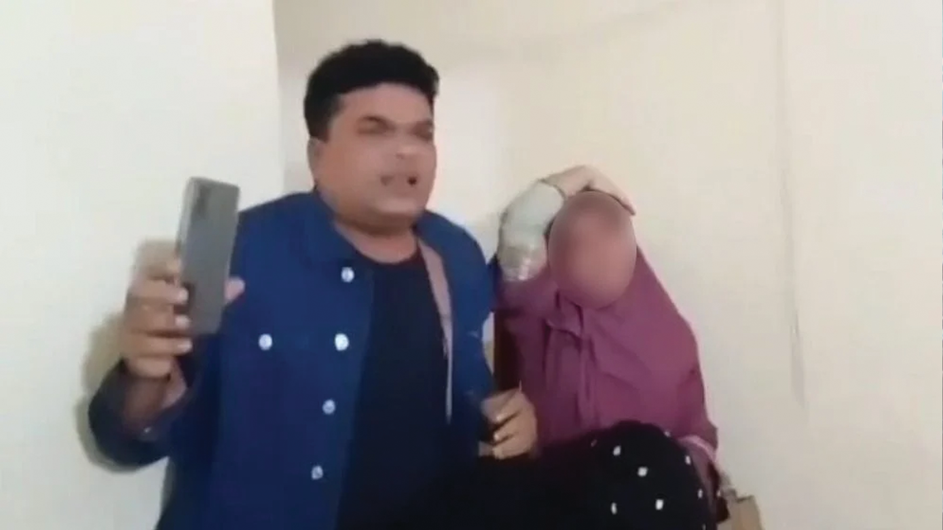 নারীসহ পুলিশ কর্মকর্তাকে হোটেলে হাতেনাতে ধরলেন স্ত্রী, ছড়াল ভিডিও